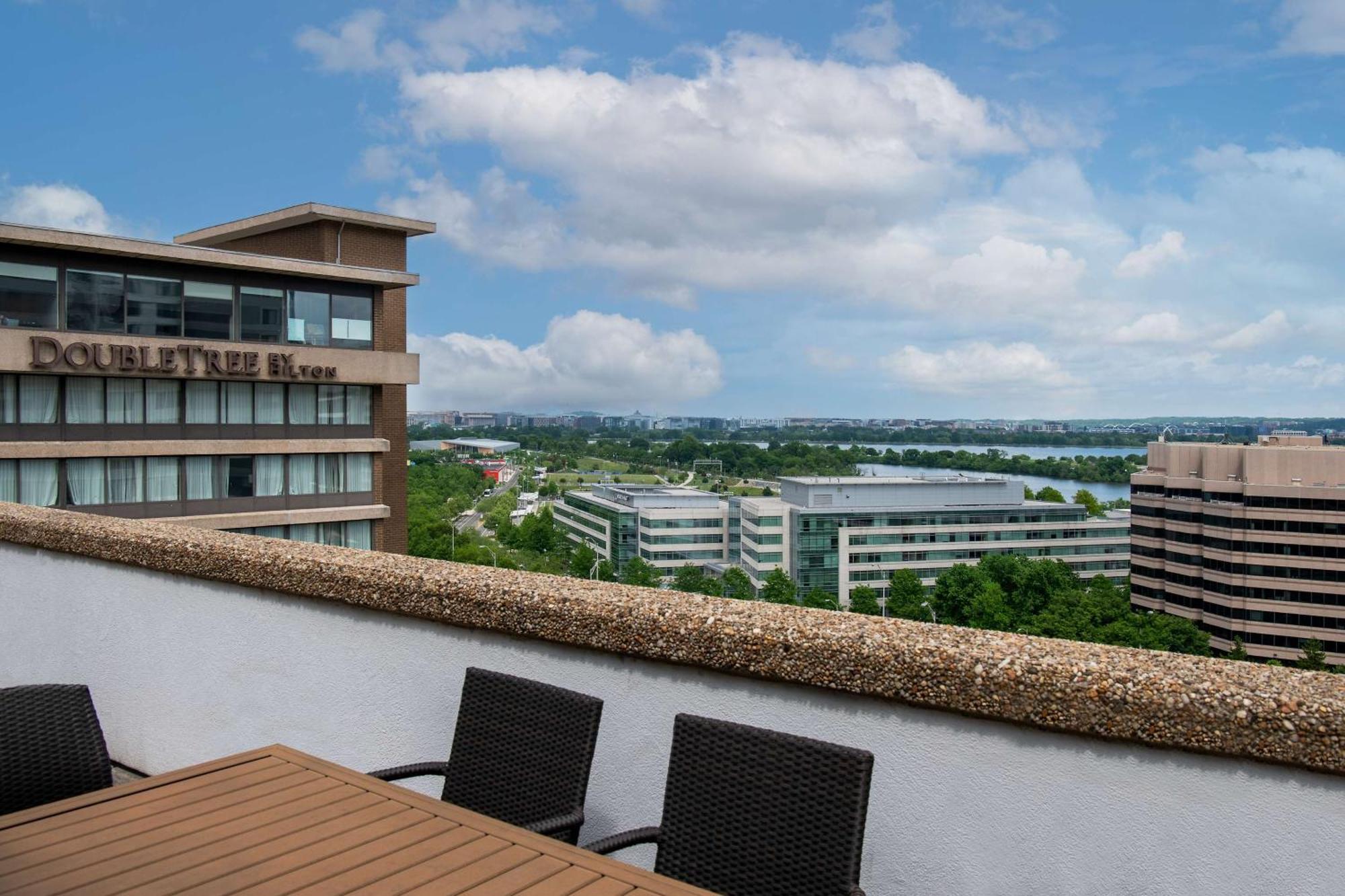 Doubletree By Hilton Washington Dc - Crystal City Arlington Exterior photo