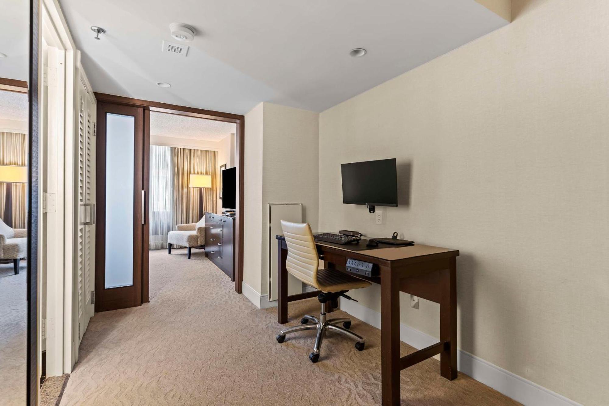Doubletree By Hilton Washington Dc - Crystal City Arlington Exterior photo